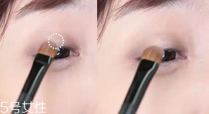 眼皮腫適合什么眼影？選用啞光色避開(kāi)珠光色