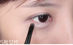 眼皮腫適合什么眼影？選用啞光色避開(kāi)珠光色