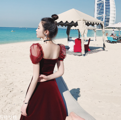 酒紅色衣服怎么搭配？女人味十足的冬日穿搭