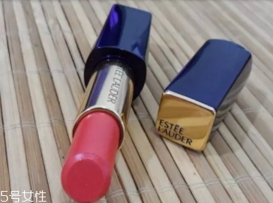 雅詩(shī)蘭黛330和320哪個(gè)好看？?jī)A慕唇膏一見傾心