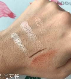 makeup revolution心形腮紅好用嗎？微閃蜜桃色彩