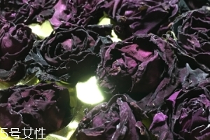 墨紅玫瑰和金邊玫瑰哪個好？墨紅玫瑰更勝一籌