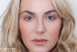 腮紅和口紅如何搭配？色彩不要太多
