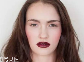 腮紅和口紅如何搭配？色彩不要太多
