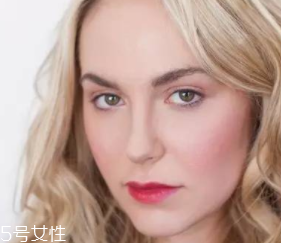 腮紅和口紅如何搭配？色彩不要太多