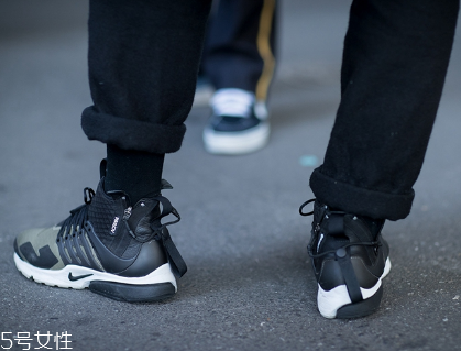 運(yùn)動(dòng)鞋鞋底變硬怎么辦？放太久或者已老化