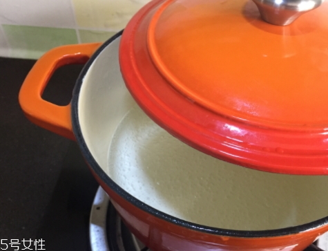 琺瑯鍋和玻璃鍋哪個(gè)好？附上用琺瑯鍋燒菜過(guò)程