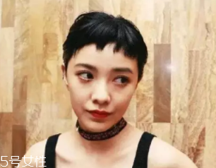 方形臉適合什么發(fā)型？卷曲長發(fā)柔和臉部輪廓