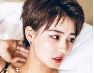 方形臉適合什么發(fā)型？卷曲長發(fā)柔和臉部輪廓