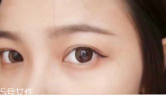 眼線畫歪了怎么辦？干脆暈成煙熏妝