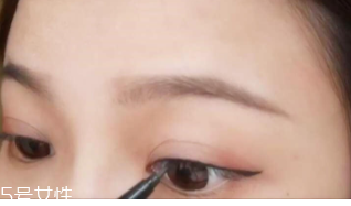 眼線畫歪了怎么辦？干脆暈成煙熏妝