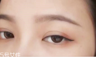 眼線畫歪了怎么辦？干脆暈成煙熏妝