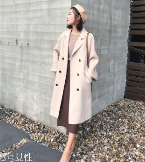 白領(lǐng)女性赴約穿什么好？長款氣質(zhì)大衣有格調(diào)和氣質(zhì)