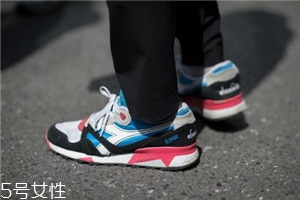 運動鞋不防滑怎么辦？一盒創(chuàng)可貼就能解決