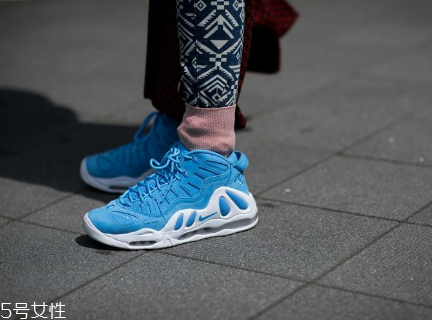運(yùn)動鞋不能水洗怎么辦？濕抹布輕微擦拭