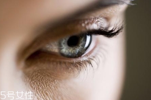 冬天用什么眼霜？抗皺眼霜對抗干燥肌