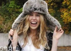 戴什么帽子顯臉?。繉掗苊弊屇樋雌饋硇?></p><p>爵士帽：爵士帽寬大的帽檐給人帶來中性風，不過在選擇爵士帽的時候切記不要選擇帽檐過寬的，因為不但會顯得過于夸張，而且冬天的風一吹，帽子很容易就被掀起來，場面很是尷尬。</p><p style=