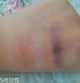 雅詩(shī)蘭黛眼影盤怎么用？
