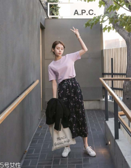碎花長裙搭配什么上衣？復(fù)古或優(yōu)雅隨意切換