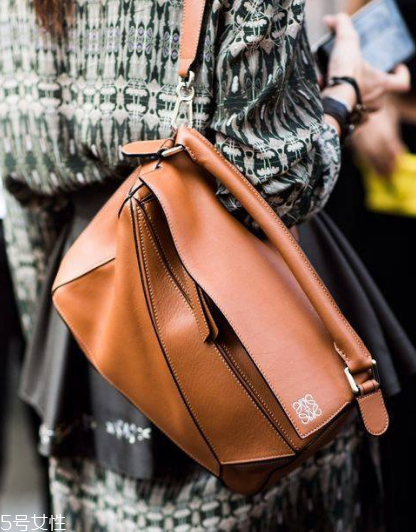 loewe是幾線品牌？時尚界的it bag