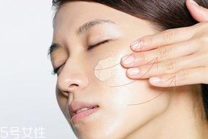 BB霜卡粉怎么辦？妝前敷面膜預防卡粉