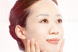 面膜敷多長(zhǎng)時(shí)間為好？干燥的肌膚及時(shí)補(bǔ)水