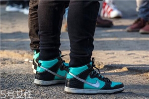 運(yùn)動鞋適合穿什么襪子？棉質(zhì)襪子最好