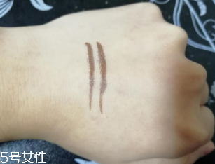 kiss me眼線筆怎么卸？卸妝水直接擦拭即可