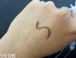 kiss me眼線筆怎么卸？卸妝水直接擦拭即可