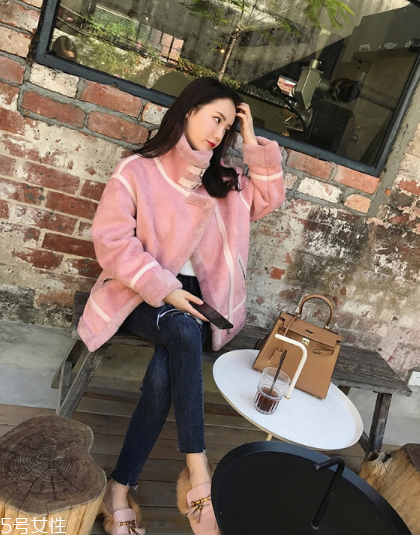 粉色外套怎么搭配？粉嫩少女系穿搭