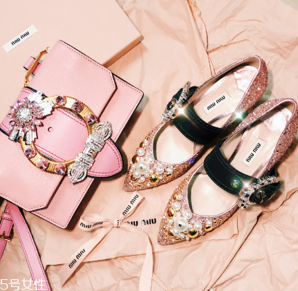 miumiu是幾線品牌？最具有少女心的時尚品牌