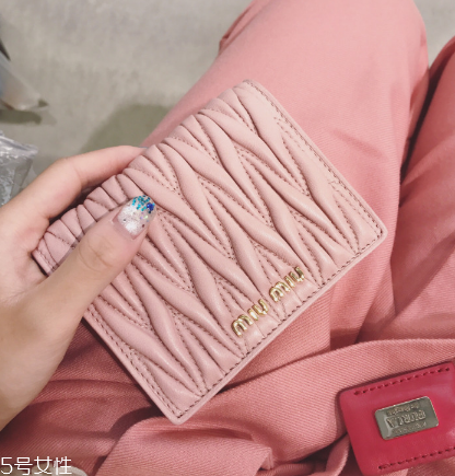 miumiu是什么旗下的？明星偏偏鐘愛(ài)它