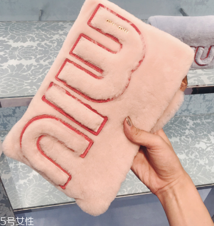 miumiu是什么旗下的？明星偏偏鐘愛(ài)它