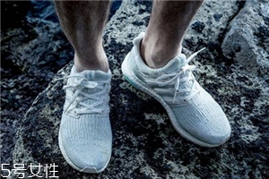運動鞋夾腳怎么辦？巧妙利用濕報紙