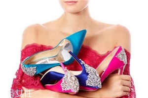 badgley mischka鞋子偏大嗎？時(shí)尚與奢華并存的紅毯戰(zhàn)靴