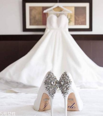 badgley mischka鞋子偏大嗎？時(shí)尚與奢華并存的紅毯戰(zhàn)靴