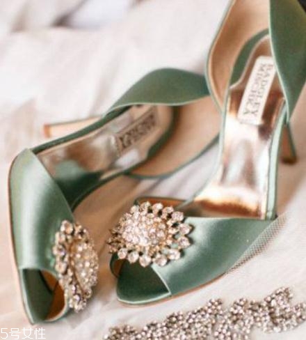 badgley mischka鞋子偏大嗎？時(shí)尚與奢華并存的紅毯戰(zhàn)靴