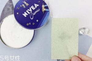 妮維雅小藍罐很油嗎？清爽不油膩