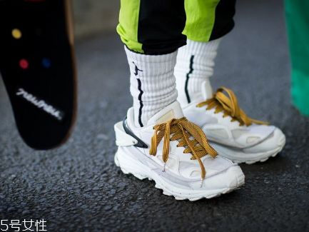 運動鞋洗完發(fā)臭怎么辦？鞋子洗完一定要曬干