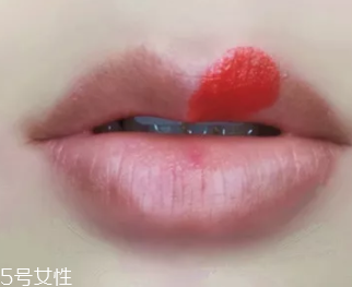 絲絨口紅和啞光哪個好？正式場合用啞光