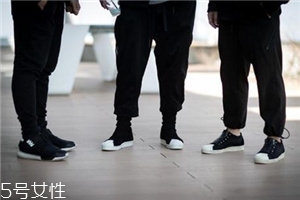 運(yùn)動(dòng)鞋沾土如何清理？泥土漬清理要仔細(xì)