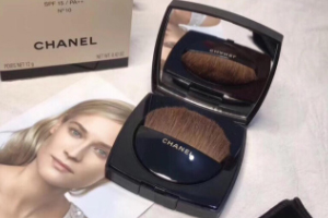 Chanel香奈兒柔光蜜粉餅好用嗎？春夏妝容救星