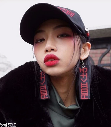 女生怎么穿有個(gè)性？做個(gè)性感又迷人的酷girl