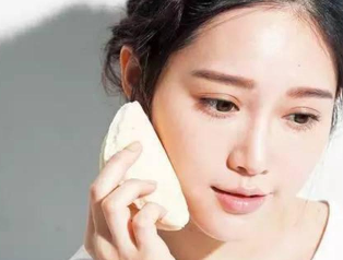 粉底液怎么涂不浮粉？指腹按壓避免脫妝