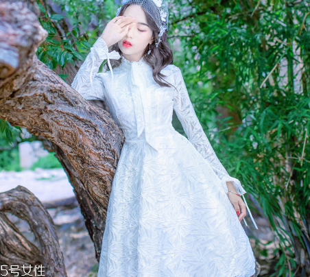 春天穿什么款式連衣裙好看？讓你早春美翻天