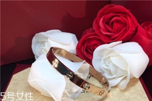 卡地亞手鐲可以戴著洗澡嗎？最好不要經(jīng)常碰水