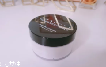 蜜粉能用在嘴唇上嗎？打造啞光唇妝