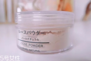 蜜粉能用在嘴唇上嗎？打造啞光唇妝