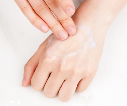 乳液可以抹頭發(fā)嗎？乳液可以防止頭發(fā)分叉