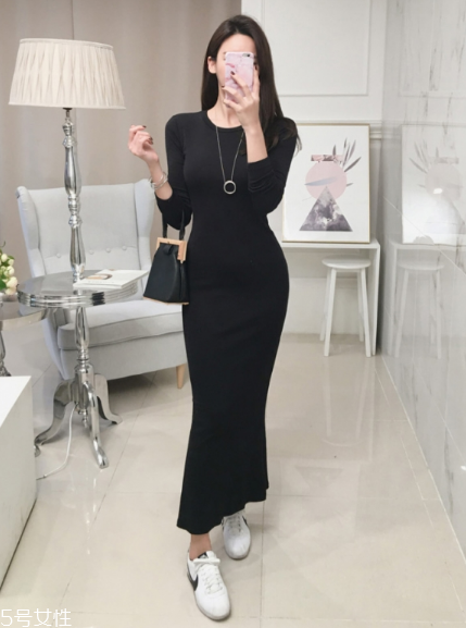 黑色針織連衣裙配什么鞋子？微胖女生也能駕馭